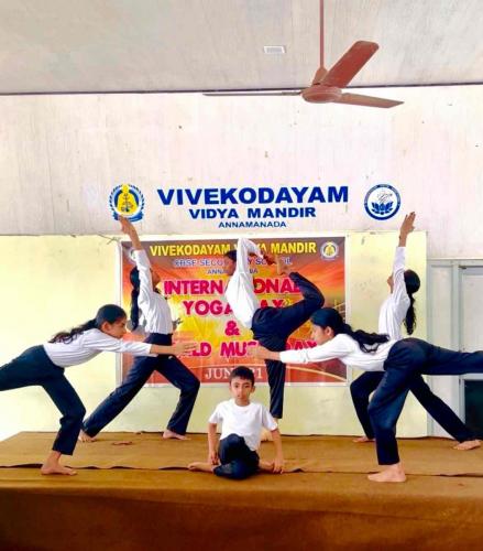 yoga-stage-students 10 11zon